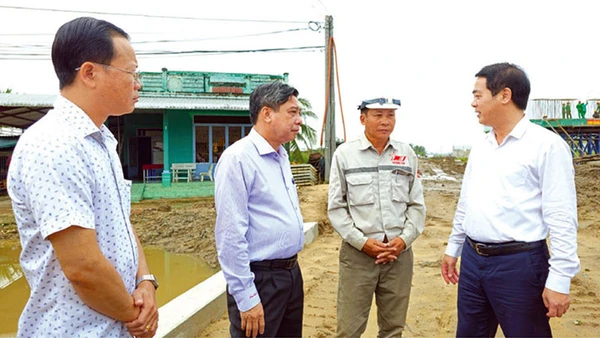 Ông Nghiêm Xuân Thành (bìa phải), Ủy viên Trung ương Đảng, Bí thư Tỉnh ủy; ông Đồng Vân Thanh (thứ 2 từ trái sang), Phó Bí thư Tỉnh ủy, Chủ tịch UBND tỉnh thăm, động viên lực lượng thi công dự án Đường bộ cao tốc Bắc - Nam, đoạn Cần Thơ - Hậu Giang tại nút giao IC5, thuộc địa bàn xã Vị Thắng, huyện Vị Thủy.
