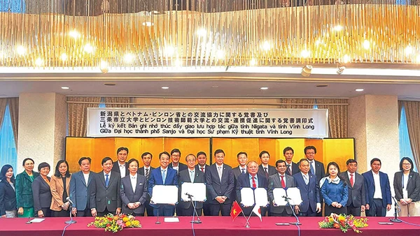 Đoàn công tác của tỉnh Vĩnh Long làm việc với các đối tác Nhật Bản.