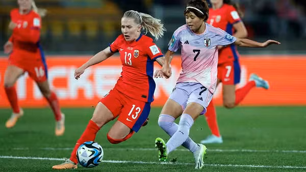 Phong độ cao và sức bền đã giúp Nhật Bản (áo trắng) giành chiến thắng trước Na Uy ở vòng 16 đội.