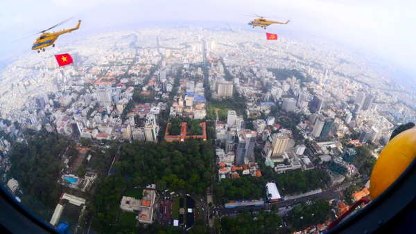 Máy bay kéo cờ Đảng, cờ Tổ quốc qua Dinh Độc lập. 