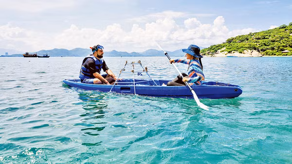 Khách du lịch tham gia hoạt động trồng san hô tại vịnh Ninh Vân. (Ảnh: Six Senses Ninh Van Bay)