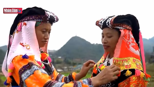 Lễ cúng tổ tiên của người Lô Lô nơi địa đầu