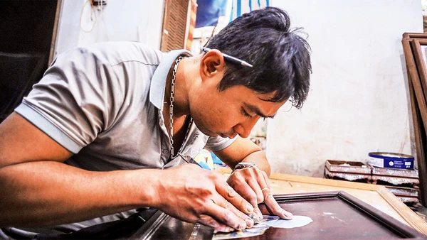 Nghệ nhân Nguyễn Thanh Tuấn thành công với công việc đòi hỏi sự tỉ mỉ và khéo tay như khảm trai.