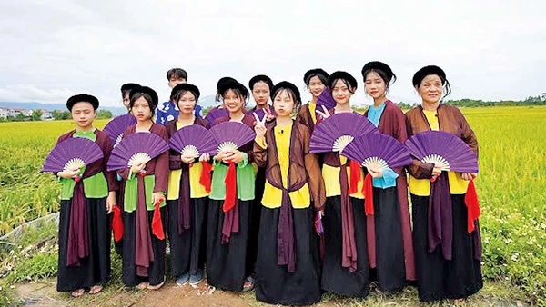 Nghệ nhân Nguyễn Thị Lan (ngoài cùng bên phải) cùng các “con hát” trong Câu lạc bộ hát dô Liệp Tuyết.