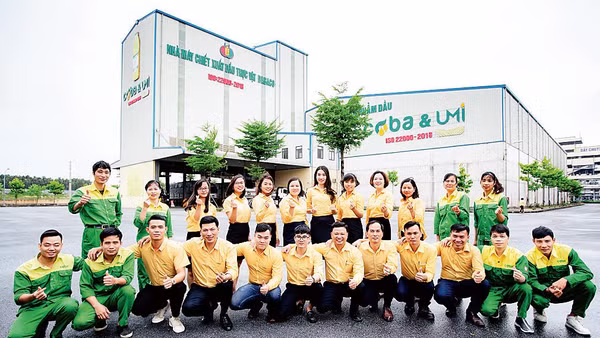 Công nhân viên Nhà máy chiết xuất dầu thực vật Dabaco.