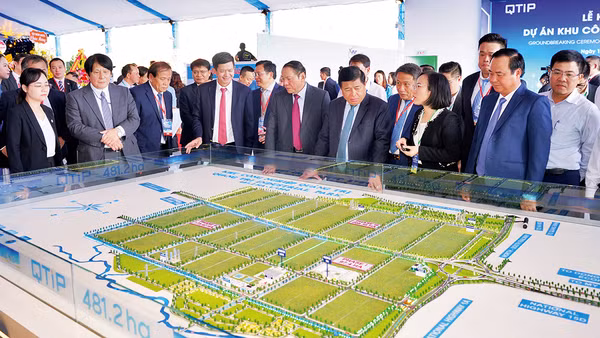 Lãnh đạo Trung ương và tỉnh Quảng Trị cùng các đại biểu trong ngày khởi công khu công nghiệp Quảng Trị ở huyện Hải Lăng.