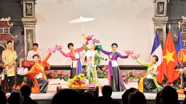 Giới thiệu di sản văn hóa Việt Nam tại Lễ kỷ niệm 50 năm thiết lập quan hệ ngoại giao Việt Nam-Pháp.