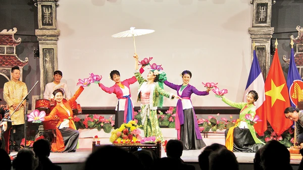 Giới thiệu di sản văn hóa Việt Nam tại Lễ kỷ niệm 50 năm thiết lập quan hệ ngoại giao Việt Nam-Pháp.