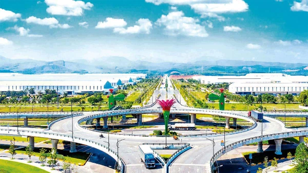 Cầu vượt vòng xuyến 2 tầng giữa QL1A và đường sắt Bắc-Nam có đường trục chính từ cảng Chu Lai đến đường cao tốc Đà Nẵng-Quảng Ngãi.