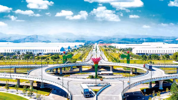 Cầu vượt vòng xuyến 2 tầng giữa QL1A và đường sắt Bắc-Nam có đường trục chính từ cảng Chu Lai đến đường cao tốc Đà Nẵng-Quảng Ngãi.