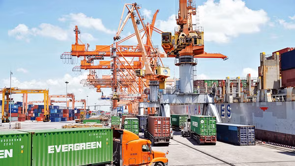 Bốc xếp hàng hóa xuất nhập khẩu tại cảng Hải Phòng. Ảnh: ĐĂNG ANH