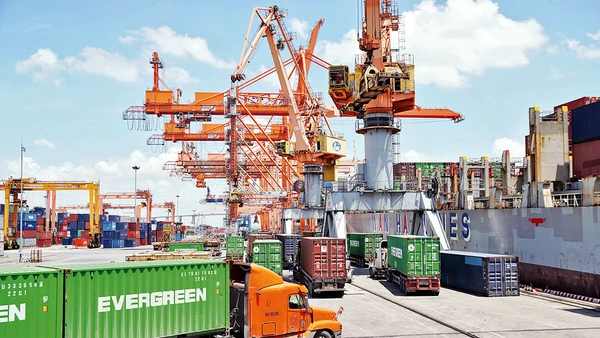 Bốc xếp hàng hóa xuất nhập khẩu tại cảng Hải Phòng. Ảnh: ĐĂNG ANH