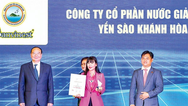 Chủ tịch Hội đồng quản trị SANVINEST Trịnh Thị Hồng Vân được vinh danh Nhà lãnh đạo tiêu biểu Asia. Ảnh: Trà My