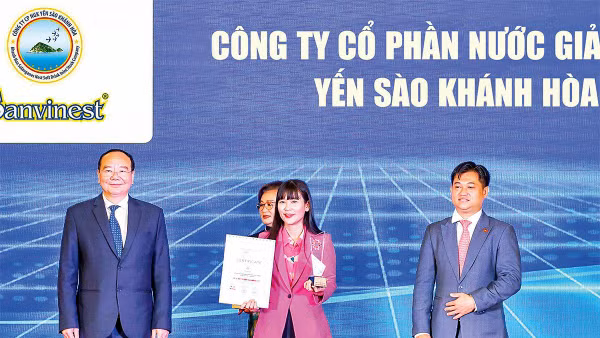 Chủ tịch Hội đồng quản trị SANVINEST Trịnh Thị Hồng Vân được vinh danh Nhà lãnh đạo tiêu biểu Asia. Ảnh: Trà My