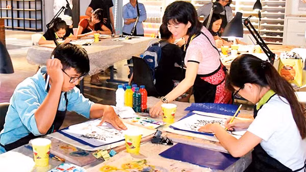 Các bạn trẻ tại không gian sáng tạo Creative lab by up, số 1 Lương Yên, Hai Bà Trưng, Hà Nội. Ảnh: Thành Nguyễn