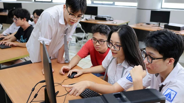Học sinh Trường THPT chuyên Hà Nội-Amsterdam trong giờ học Tin học. (Ảnh Thanh Tùng)