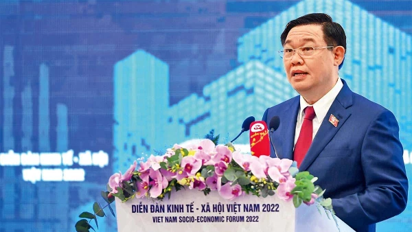 Chủ tịch Quốc hội Vương Đình Huệ phát biểu tại Diễn đàn kinh tế-xã hội Việt Nam 2022. Ảnh: DUY LINH