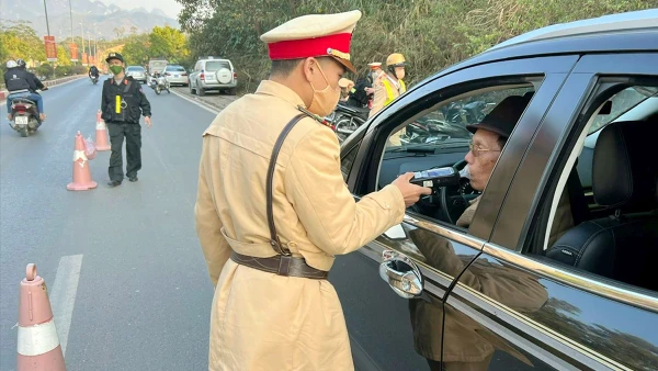 Cảnh sát giao thông tỉnh Cao Bằng kiểm tra nồng độ cồn các lái xe. (Ảnh NGUYỆT ANH)