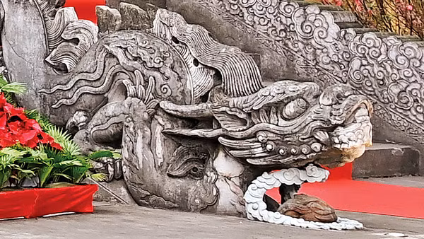 Đôi rồng đá trước thềm điện Kính Thiên trong Hoàng thành Thăng Long, TP Hà Nội. (Ảnh: TRẦN THANH GIANG)