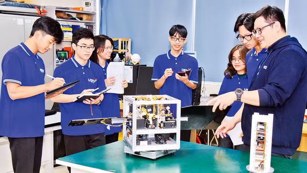 Sinh viên Trường đại học Khoa học và Công nghệ Hà Nội thực hành trong phòng thí nghiệm.