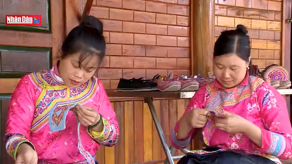 Khám phá nghề làm giày thêu của người Xạ Phang