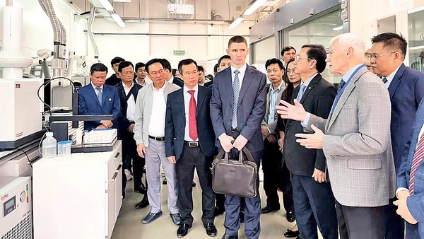Đoàn công tác của Bộ Khoa học và Công nghệ thăm Viện Liên hiệp nghiên cứu hạt nhân Dubna (Nga).