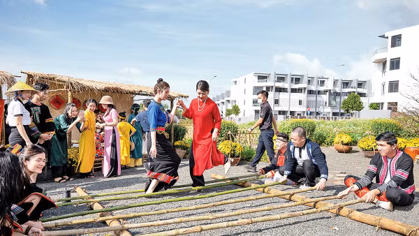 Du khách trải nghiệm múa sạp tại “Phiên chợ xưa”.