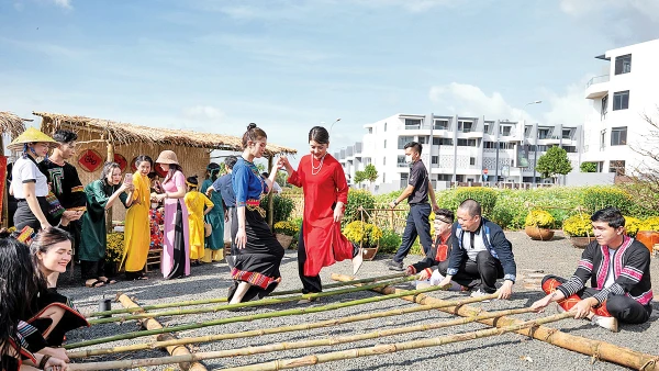 Du khách trải nghiệm múa sạp tại “Phiên chợ xưa”.