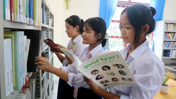 Học sinh Trường phổ thông Dân tộc nội trú huyện Tiểu Cần, tỉnh Trà Vinh đọc sách tại thư viện trường. (Ảnh MINH KHỞI)