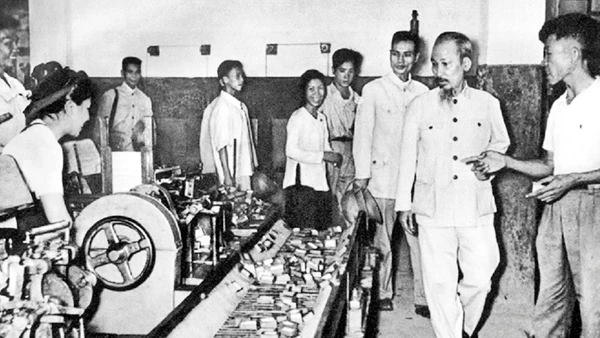 Bác Hồ thăm Nhà máy Diêm Thống Nhất, năm 1956. Ảnh tư liệu