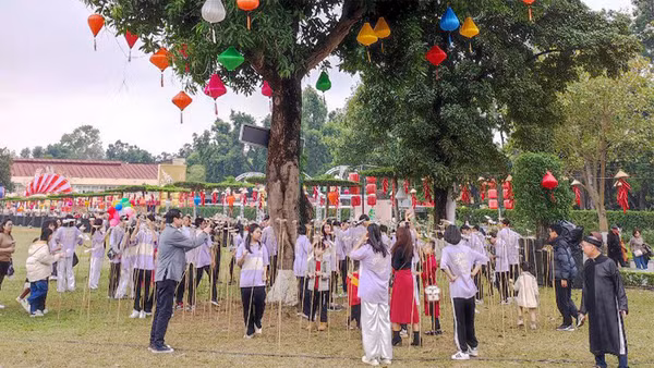 Trò chơi Đố thơ tại Cây thơ trong Ngày thơ Việt Nam lần thứ 21 tại Hoàng thành Thăng Long thu hút đông đảo giới trẻ tham gia. (Ảnh: Việt Khôi)
