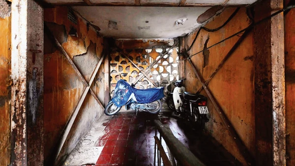 Nhà G6A Thành Công (quận Ba Ðình) sử dụng từ năm 1987, hiện nay thuộc diện nhà nguy hiểm cấp độ D, một trong những khu nhà nguy hiểm nhất tại Hà Nội.