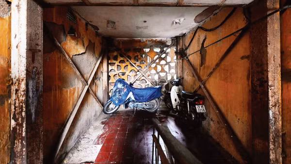 Nhà G6A Thành Công (quận Ba Ðình) sử dụng từ năm 1987, hiện nay thuộc diện nhà nguy hiểm cấp độ D, một trong những khu nhà nguy hiểm nhất tại Hà Nội.