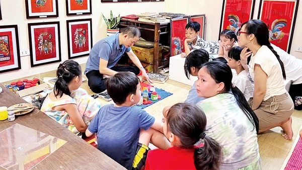 Nghệ nhân Ðào Ðình Chung giới thiệu kỹ thuật làm tranh cho các bạn nhỏ.