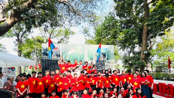 Nhiều học sinh đến từ các trường tiểu học, trung học cơ sở, được thầy cô và phụ huynh đưa đến tham quan và trải nghiệm Triển lãm tương tác kỷ niệm 50 năm Ngày Giải phóng miền nam, thống nhất đất nước. (Ảnh: MINH PHƯƠNG)