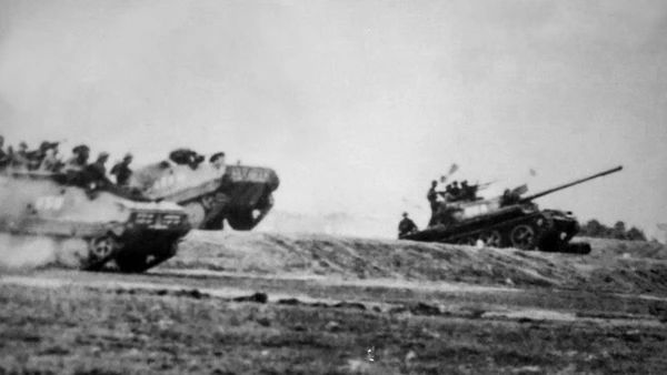 Lực lượng thọc sâu của Quân đoàn 1 vượt Đường 16 tiến vào giải phóng Sài Gòn. (Ảnh: Tư liệu/TTXVN)