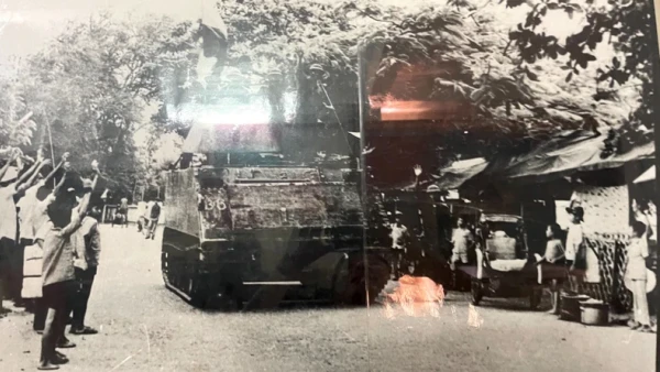 Quân ta và nhân dân Bình Thuận nô nức xuống đường mừng giải phóng quê hương 19/4/1975. (Ảnh tư liệu của Bộ Chỉ huy Quân sự tỉnh Bình Thuận)