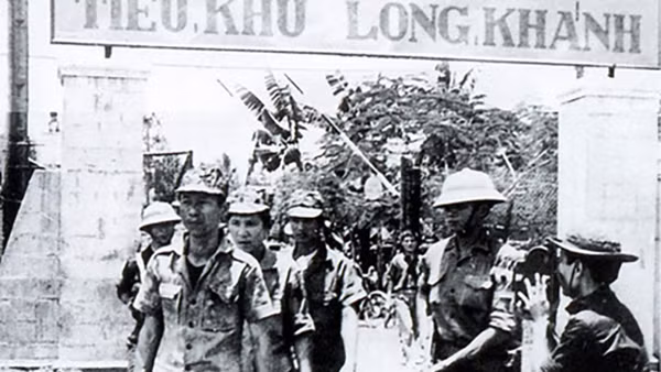 Tiếp quản Tiểu khu Long Khánh. (Ảnh: TTXVN)