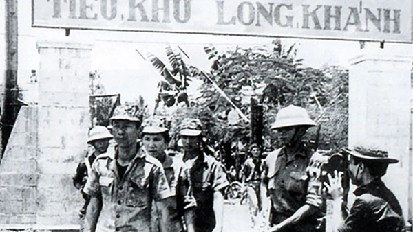 Tiếp quản Tiểu khu Long Khánh. (Ảnh: TTXVN)