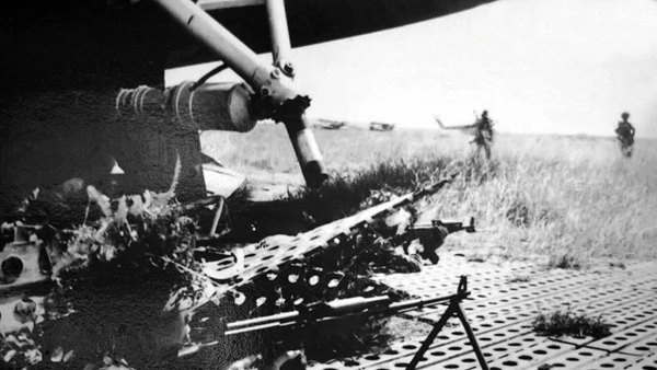 Sư đoàn 312, Quân đoàn 1 đánh chiếm sân bay Ông Lĩnh-Bình Chuẩn, ngày 27/4/1975. (Ảnh: Tư liệu/TTXVN)