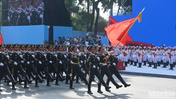 Khối Đoàn Nghi lễ Danh dự Quân Giải phóng nhân dân Trung Quốc tham gia diễu binh, diễu hành.