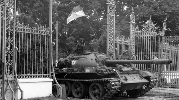 Xe tăng của Lữ đoàn Tăng-Thiết giáp 203, Sư đoàn 304, Quân đoàn 2 tiến vào Dinh Độc Lập, trưa 30/4/1975. (Ảnh: Trần Mai Hưởng/TTXVN)
