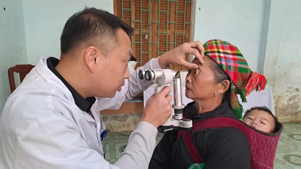 Người dân các xã biên giới huyện Yên Minh được khám bệnh miễn phí.