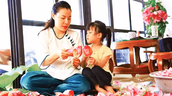 Chị Đinh Thị Hiền tự hào được kế thừa nghề ướp trà sen từ gia đình.