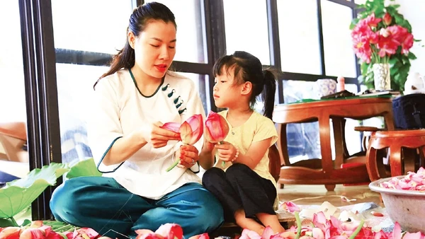 Chị Đinh Thị Hiền tự hào được kế thừa nghề ướp trà sen từ gia đình.