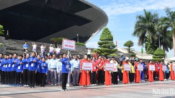 Lễ thượng cờ Đại hội Thể thao học sinh Đông Nam Á diễn ra sáng ngày 1/6 tại Cung Thể thao Tiên Sơn, Đà Nẵng. (Ảnh: ANH ĐÀO)