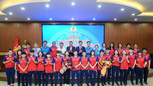 [Ảnh] Công đoàn Viên chức Việt Nam gặp mặt đội tuyển nữ Việt Nam và VĐV Nguyễn Thị Oanh