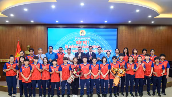 [Ảnh] Công đoàn Viên chức Việt Nam gặp mặt đội tuyển nữ Việt Nam và VĐV Nguyễn Thị Oanh