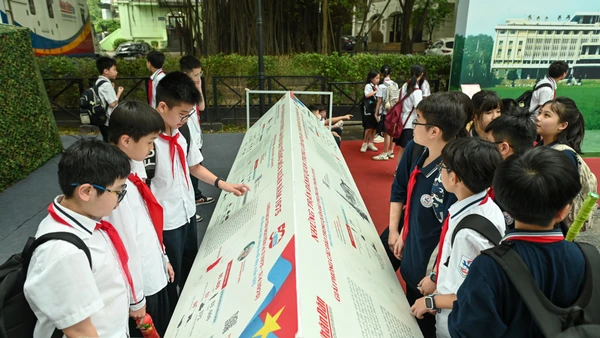 Các em học sinh Trường trung học cơ sở Giảng Võ tham quan và trải nghiệm triển lãm.