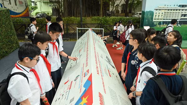 Các em học sinh Trường trung học cơ sở Giảng Võ tham quan và trải nghiệm triển lãm.